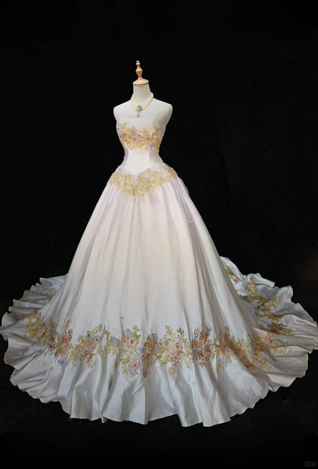 White A-Line Strapless Satin Sequins Long Prom Dress Embroidered Applique Wedding Dress HZ1108