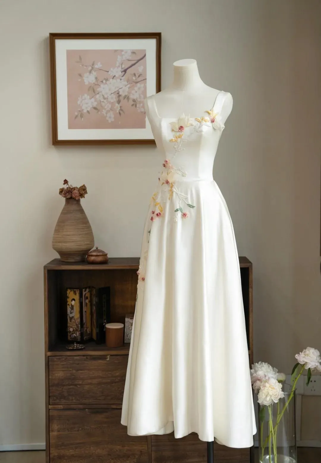 Gorgeous Off-White Spaghetti Strap A-Line Satin Embroidered Applique Party Dresses Sweet 16 Dress HZ1108