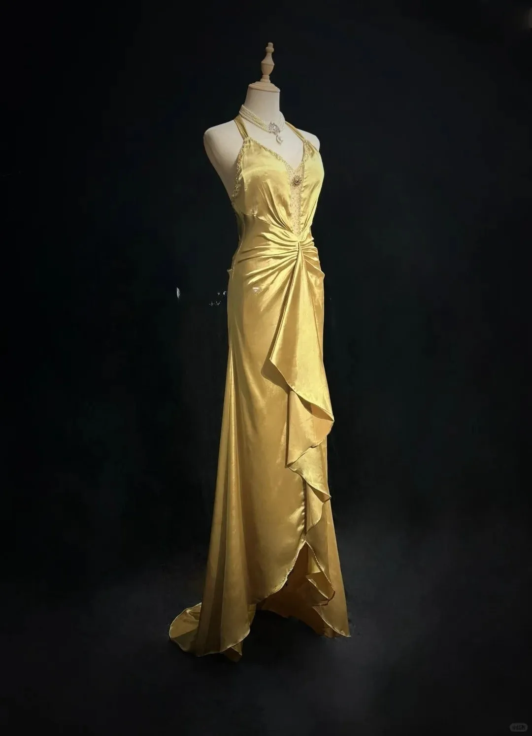 Elegant Yellow Halter Sheath Satin Long Prom Dresses Vintage Formal Evening Gowns HZ1108
