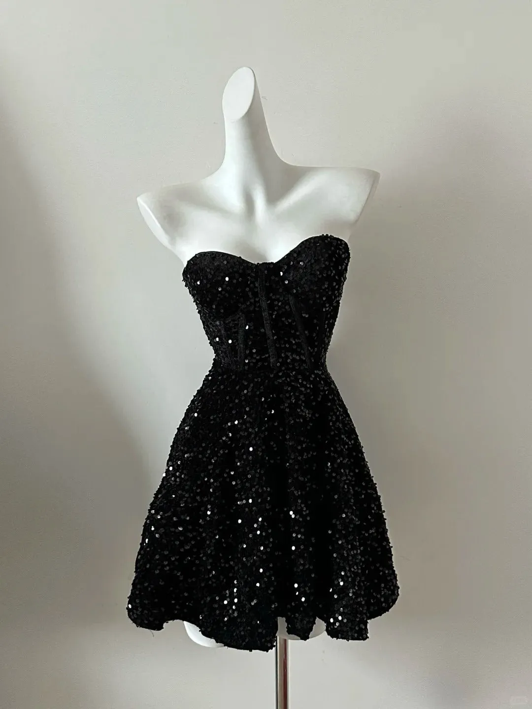 Chic Black Sweetheart Neck A-Line Sequin Short Prom Dresses Homecoming Dresses HZ1108